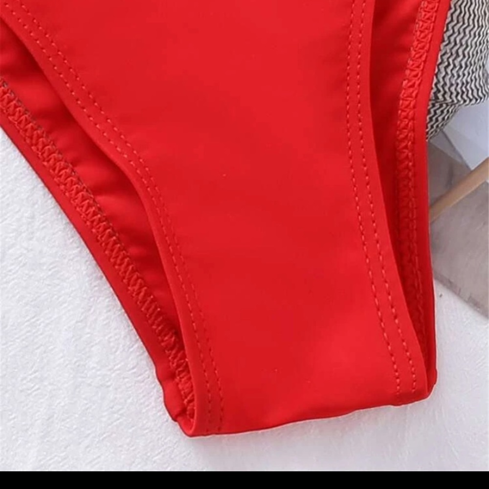 Red one piece ❤️ - Picture 3 of 4